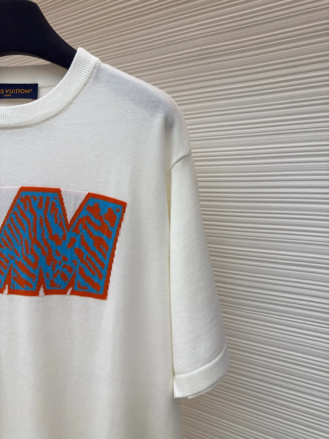 LOUIS VUITTON letter intarsia short sleeves ●Authentic product: purchased and developed by 6109 ●Item number: 1680181-A60 ●Fabric: double-ply combed cotton ●Technology: wool washed ●Version: fitted version ●Weight: about 270 grams ●Size: S-M-L-XL ●Description: The fabric is made of 40-count double-ply combed cotton, using a German Dornier 12 knitting machine, wool jacquard, wool washing, the overall routing is straight and delicate, the fabric is comfortable and soft, the color is consistent and no color difference. It can be matched with the same style to create a fashionable look, control various occasions, customized accessories, complete three standards, the same style for men and women!